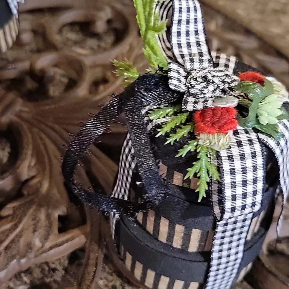 Set of 5 decorative and elegant black/tan holiday stacked presents ornam…